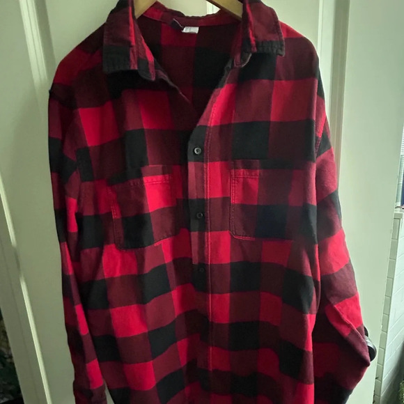 EUC H&M 100% cotton men’s size XL flannel button up shirt in red buffalo plaid. - Picture 1 of 9